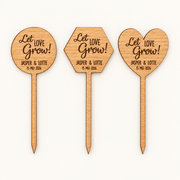 Neutraal hoofdbeeld van houten plantenstekers voor je bruiloft – let love grow