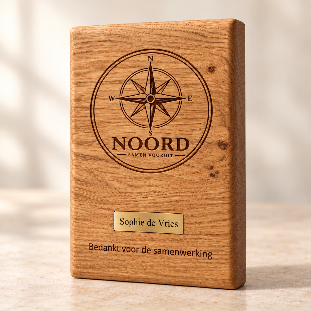 Zakelijke eikenhouten award met NOORD voorbeeldlogo, Sophie de Vries en bedanktekst — gekozen kompaslogo met diepe gravure