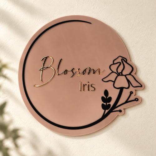 Acryl logobord Blossom Iris met verhoogde spiegelletters — bewerkt hoofdbeeld op basis van eigen productfoto