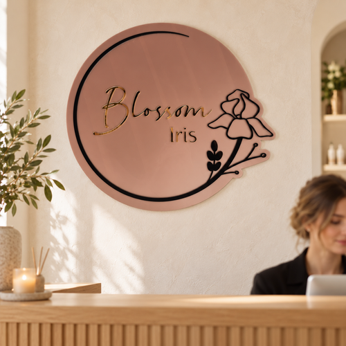 Blossom Iris logobord bij een salonreceptie — sfeerbeeld op basis van eigen productfoto