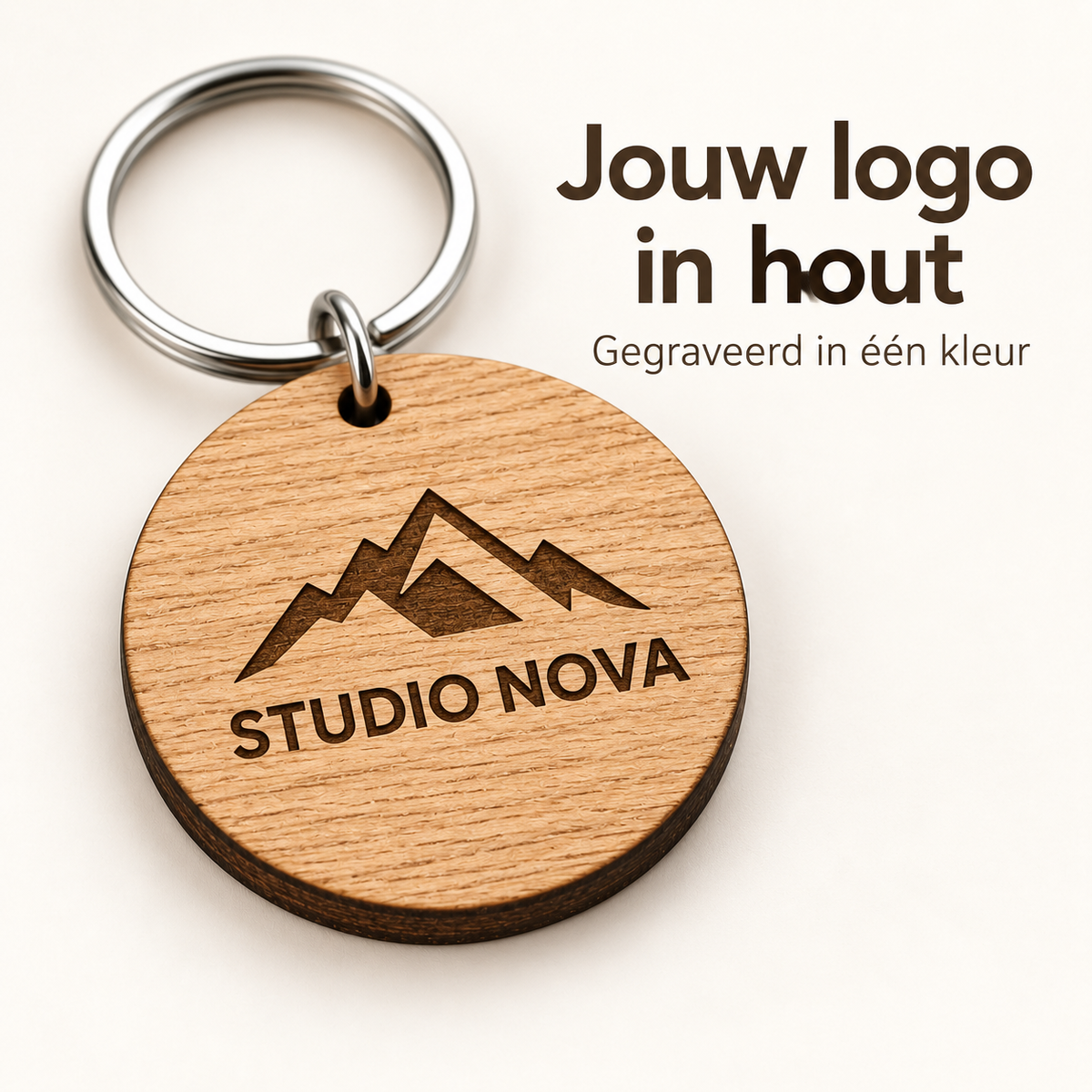 Detail van houtnerf en logo in één graveerkleur