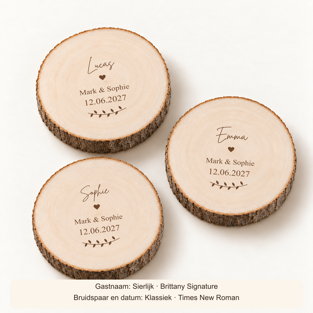 Drie houten onderzetters met gastnamen, bruidspaar en datum. Gastnaam: Sierlijk (Brittany Signature); bruidspaar en datum: Klassiek (Times New Roman).