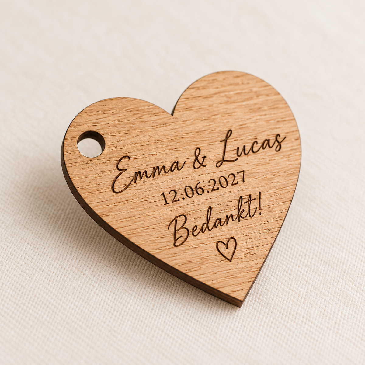 Houten hartlabels met namen en datum voor trouwbedankjes — Detail van materiaal en persoonlijke gravure