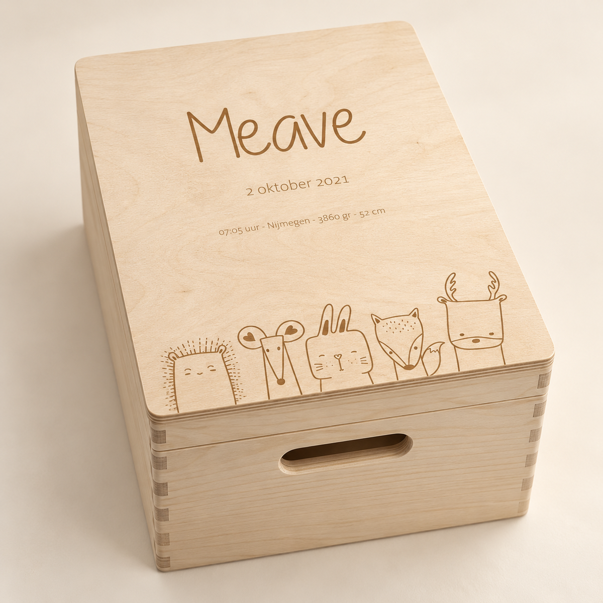Houten bewaardoos met naam Meave en diertjesgravure, bewerkt hoofdbeeld naar eigen productfoto