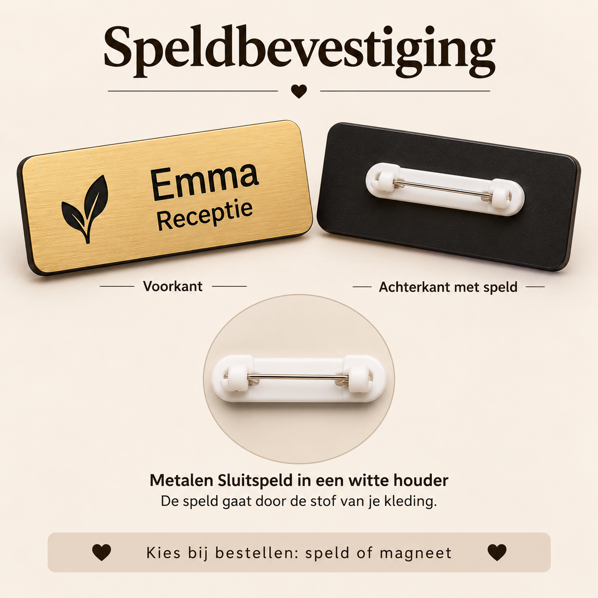 Speldbevestiging: metalen sluitspeld in witte houder, achterkant van de naambadge. Kies speld of magneet.