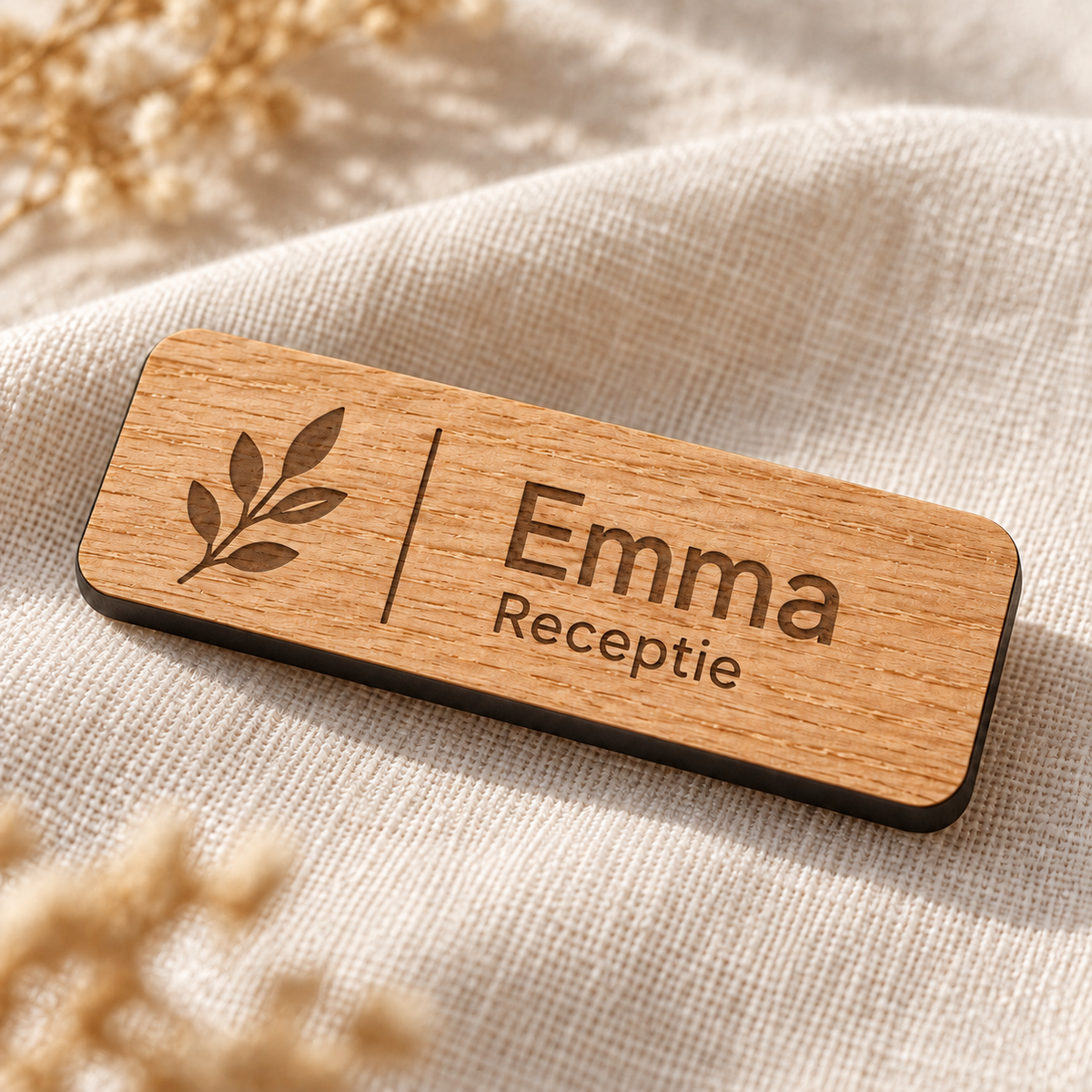 Houten naambadges met naam en logo — Detail van materiaal en persoonlijke gravure