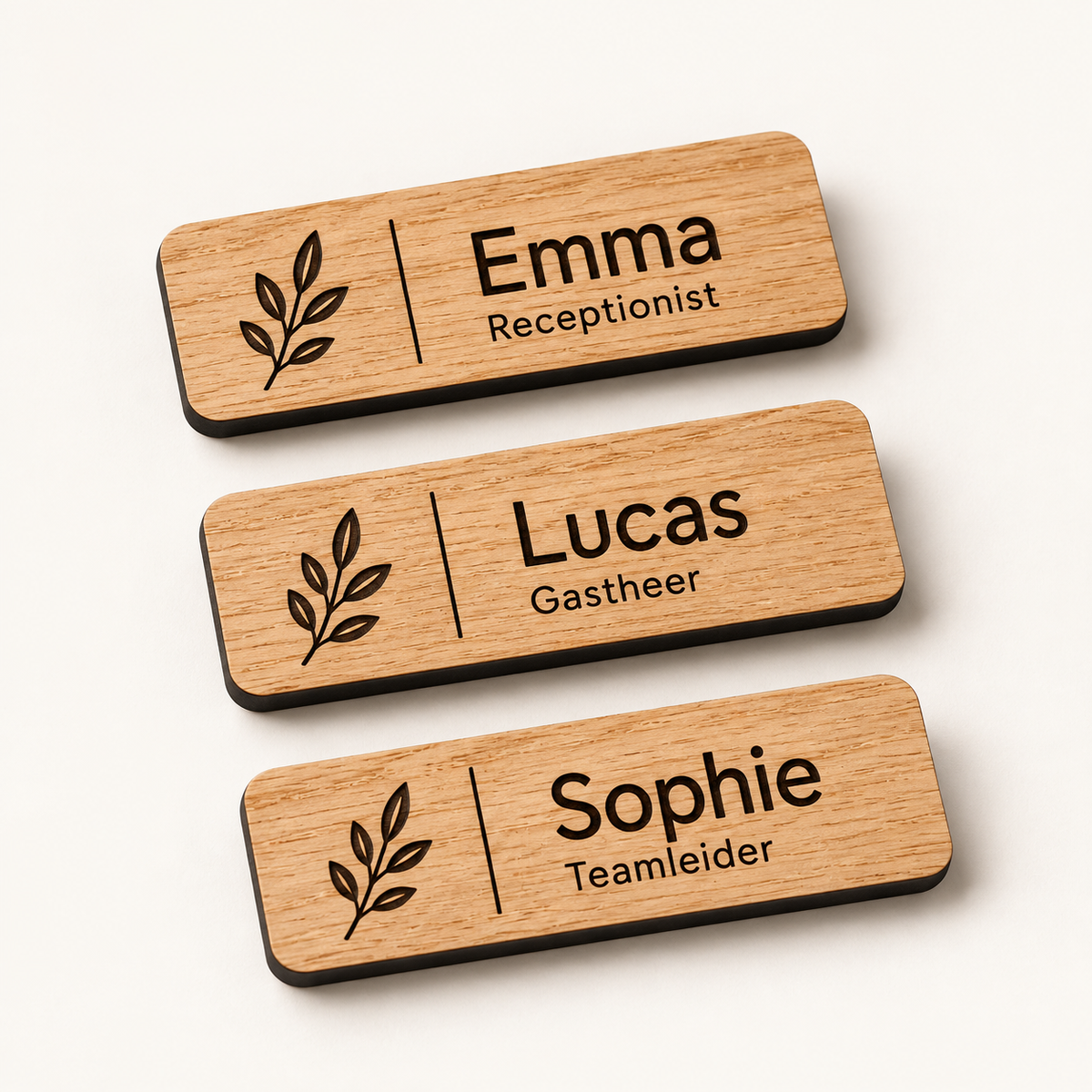 Houten naambadges met naam en logo – voorbeeldgravure op een neutrale achtergrond