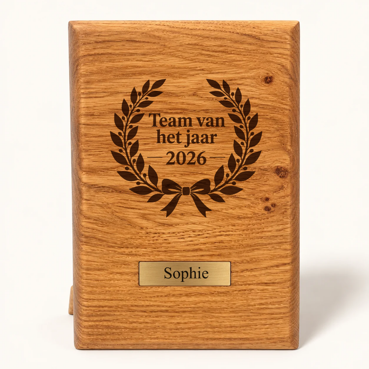 AI-ontwerp met lauwerkrans en Team van het jaar 2026 op eikenhout, naamplaatje Sophie