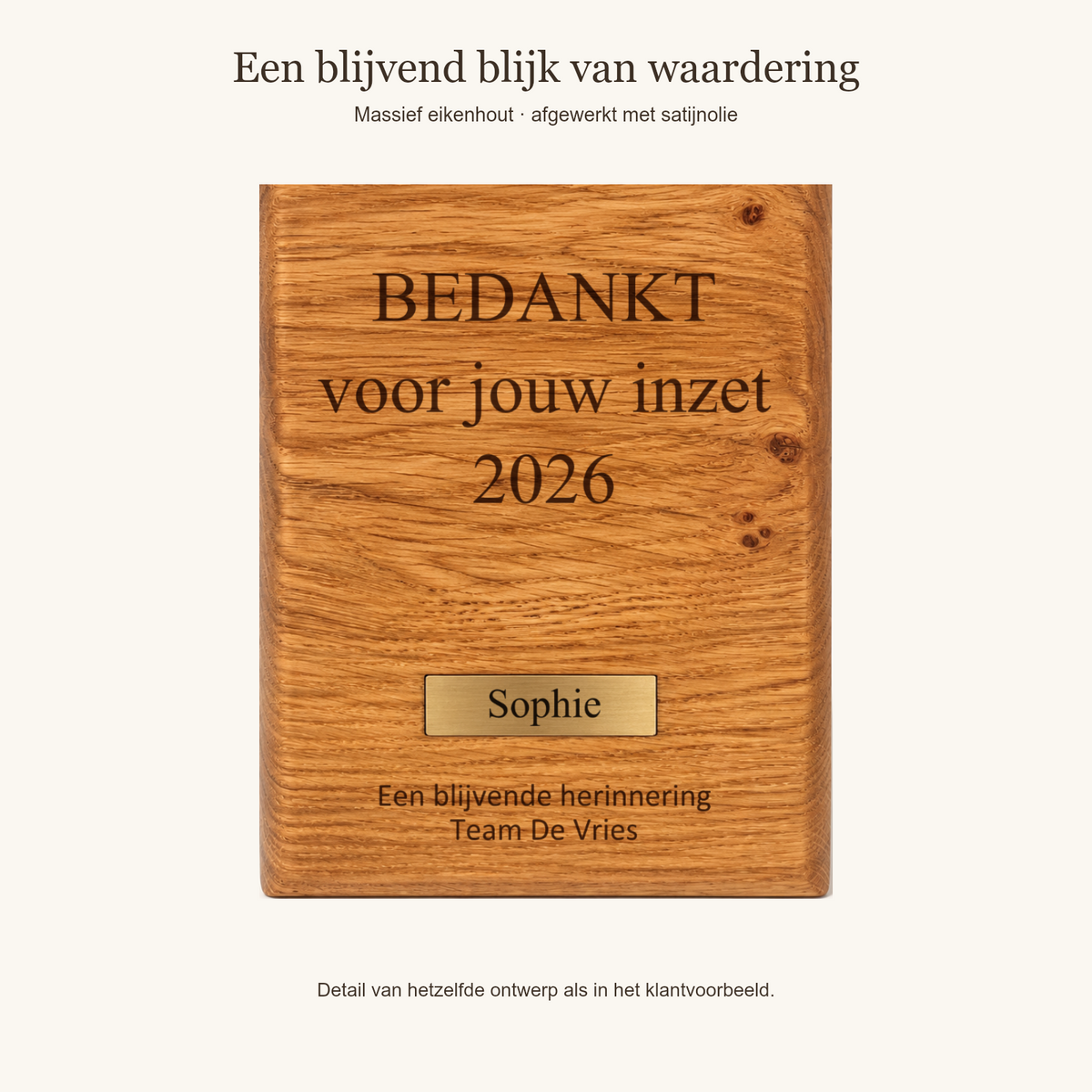 Detail van dezelfde gravure en naamplaatje op echt eikenhout