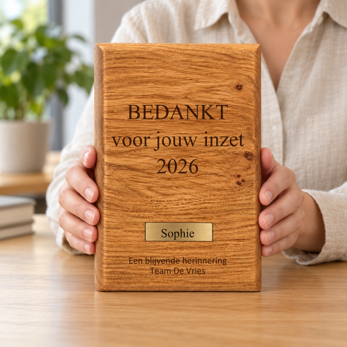Eikenhouten award als persoonlijk bedankje, in handen gehouden