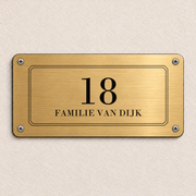 Klassiek huisnummerbord met naam – fotografisch voorbeeld