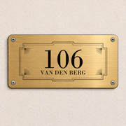 Art deco huisnummerbord met naam – fotografisch voorbeeld