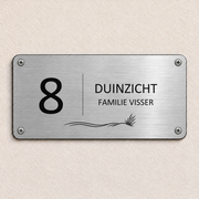Huisnummerbord met huisnaam – Duin en zee – fotografisch voorbeeld