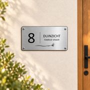 Huisnummerbord met huisnaam – Duin en zee aan de muur met vier schroeven