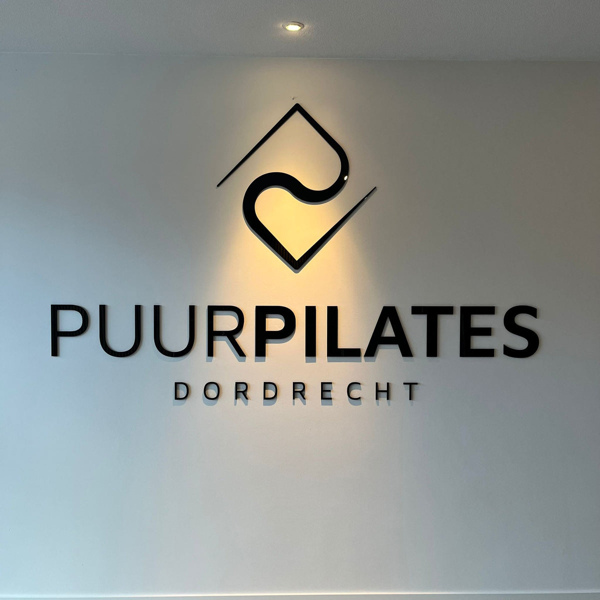 Bedrijfslogo uit acrylaat op maat