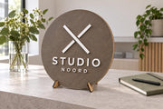 Rond houten logobord met verhoogd acryl-logo – 1