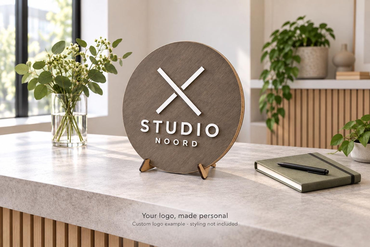 Rond houten logobord met verhoogd acryl-logo – 2
