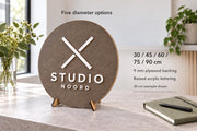 Rond houten logobord met verhoogd acryl-logo – 3