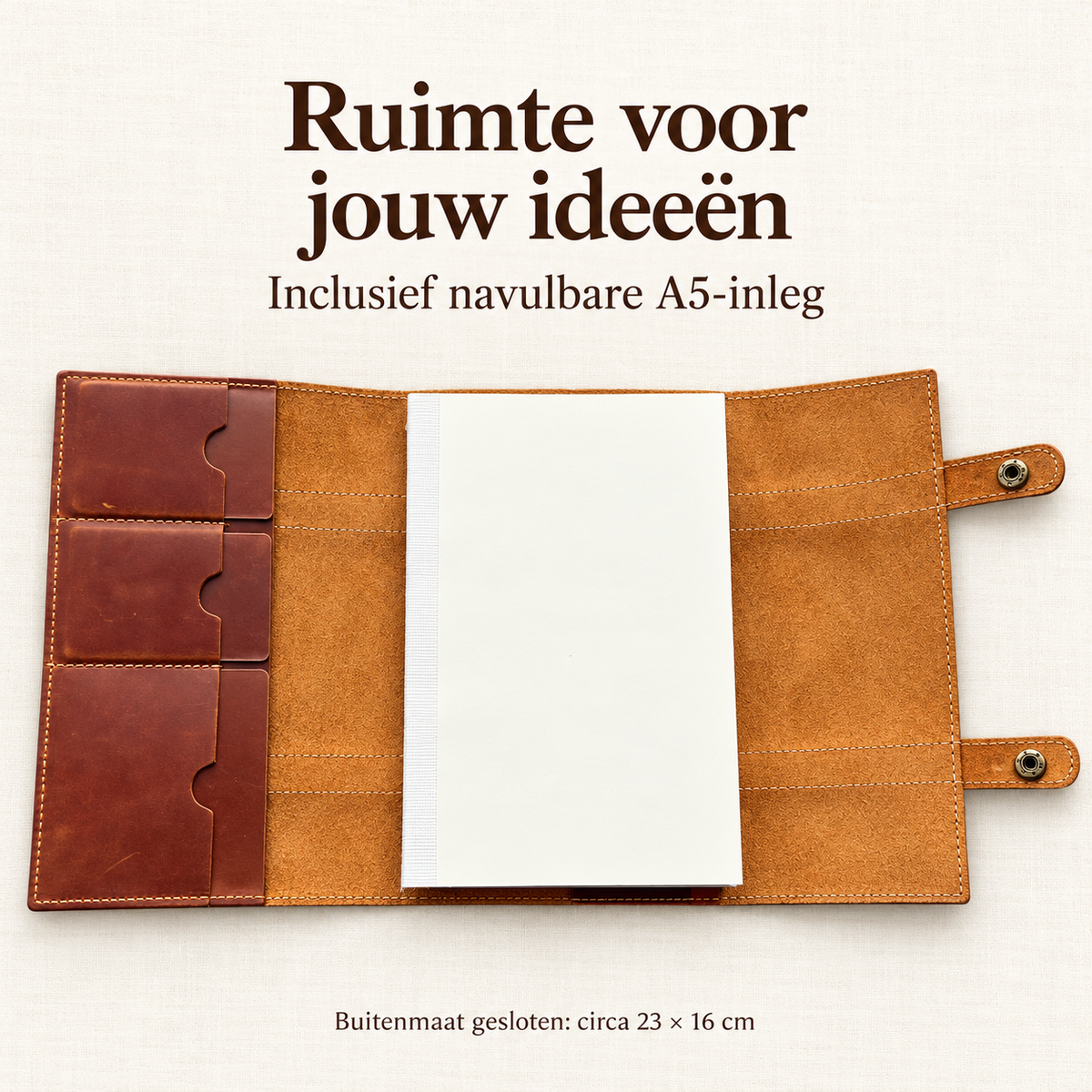 Binnenzijde met navulbare A5-inleg; buitenmaat gesloten circa 23 bij 16 cm