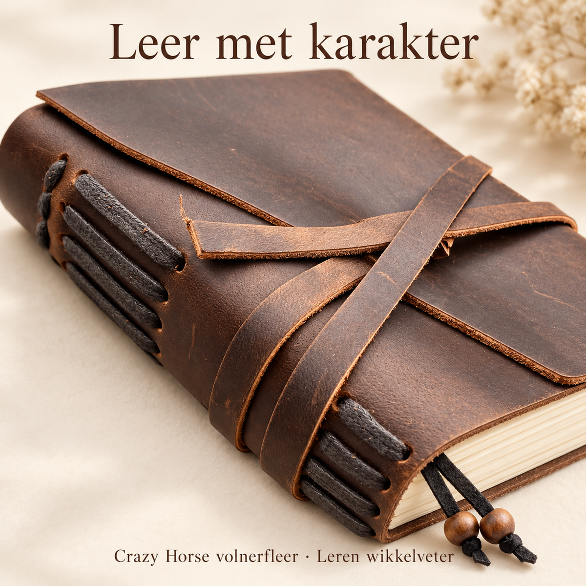 Detail van Crazy Horse volnerfleer met zwarte rugveters en leren wikkelveter