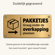 Digitale visualisatie: Detail van zwarte gravure in kunststof met metaaluitstraling