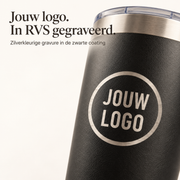 Detail van zilverkleurige lasergravure in de zwarte coating