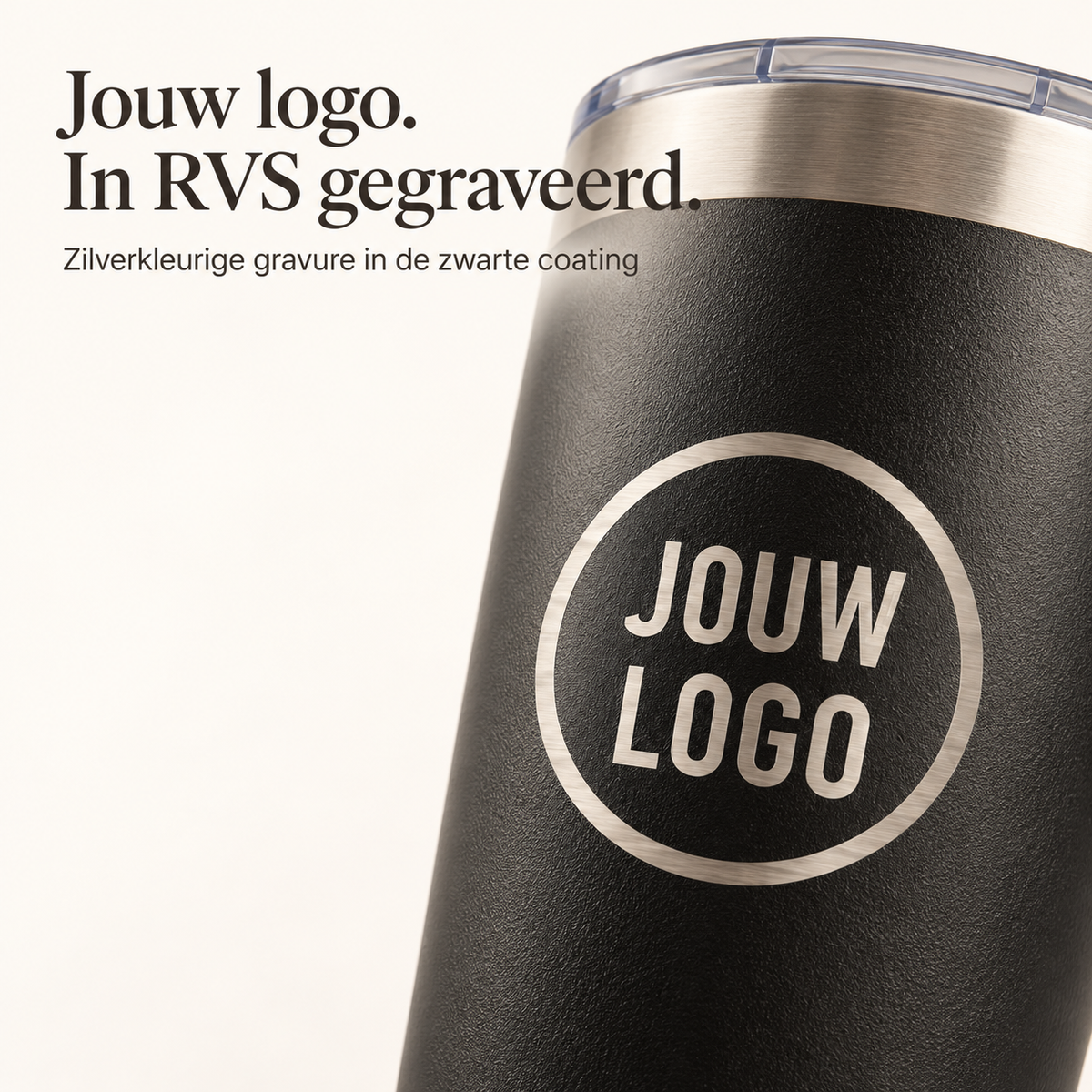 Detail van zilverkleurige lasergravure in de zwarte coating