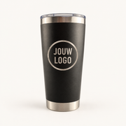 Zwarte thermosbeker 500 ml met zilverkleurige voorbeeldgravure van een bedrijfslogo