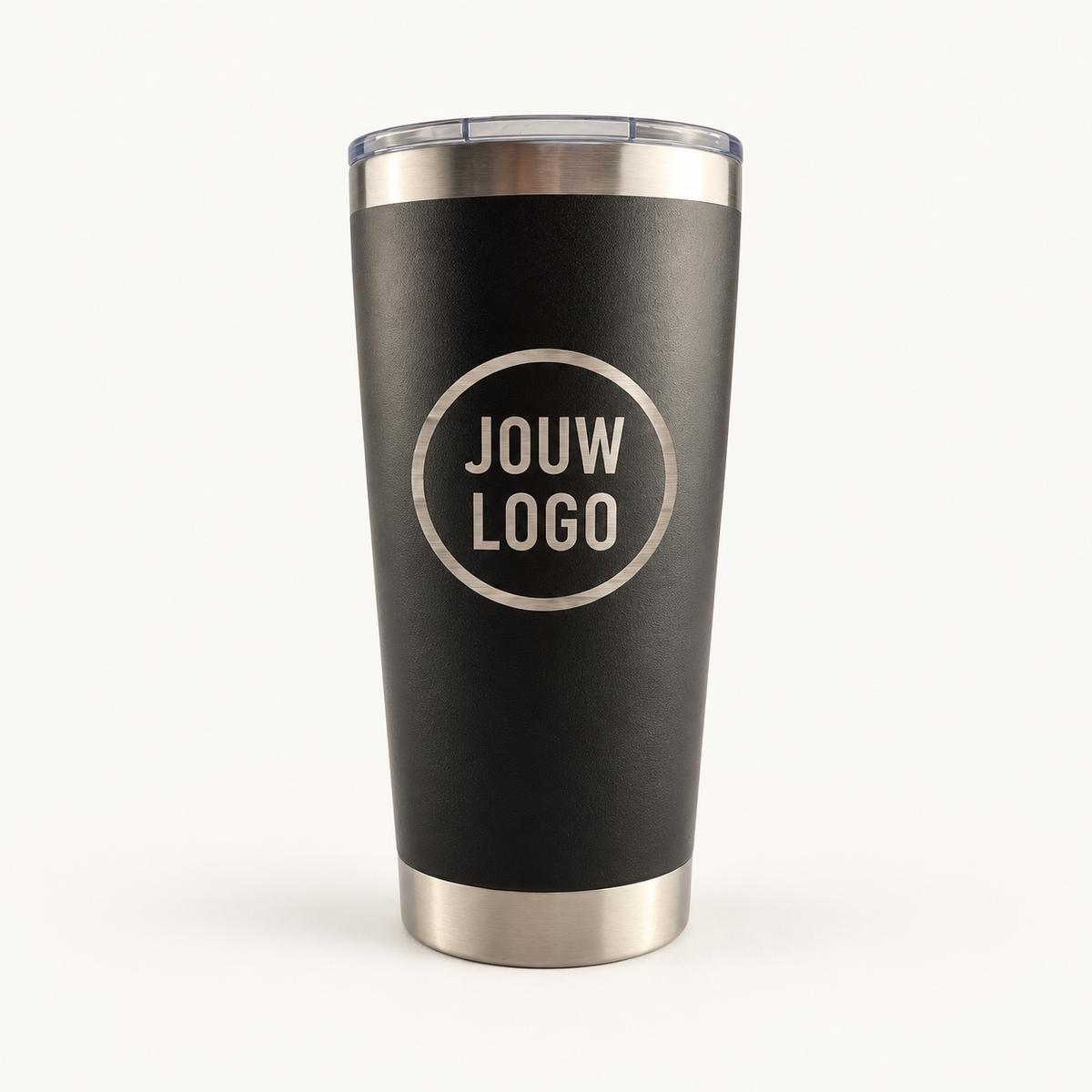 Zwarte thermosbeker 500 ml met zilverkleurige voorbeeldgravure van een bedrijfslogo
