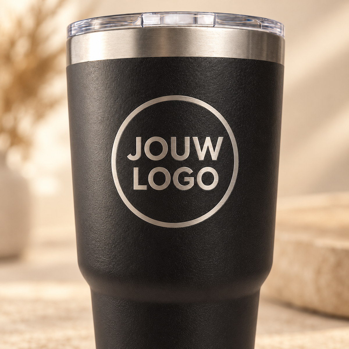 Detail van de coating en zilverkleurige lasergravure