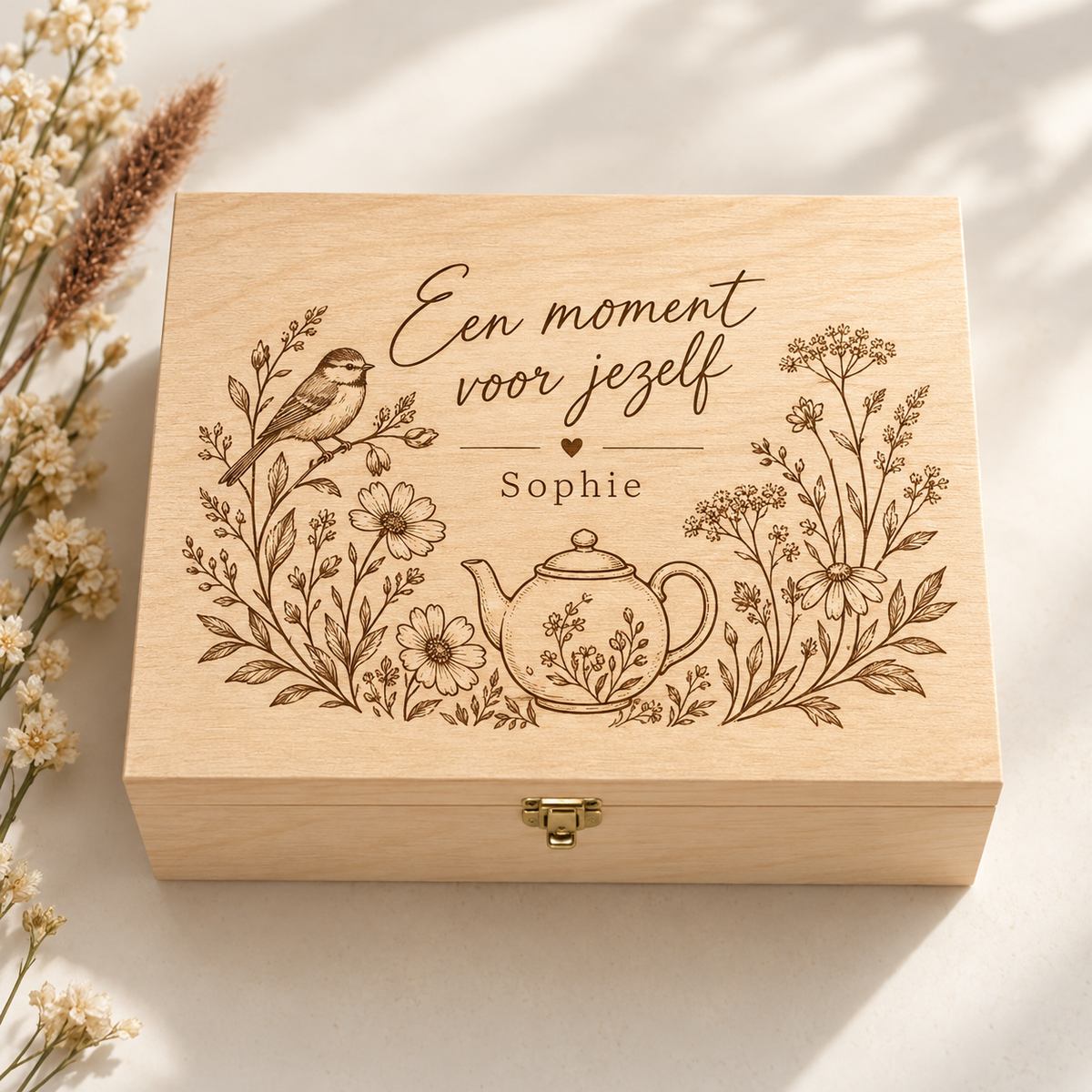 Houten theedoos met AI-voorbeeld Sophie, theepot, vogel en veldbloemen — inspiratiebeeld
